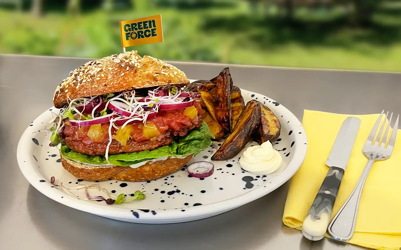 Inhaltsbild oben von Sommer-Burger mit fruchtig-pikantem Tomaten-Aprikosen-Chutney