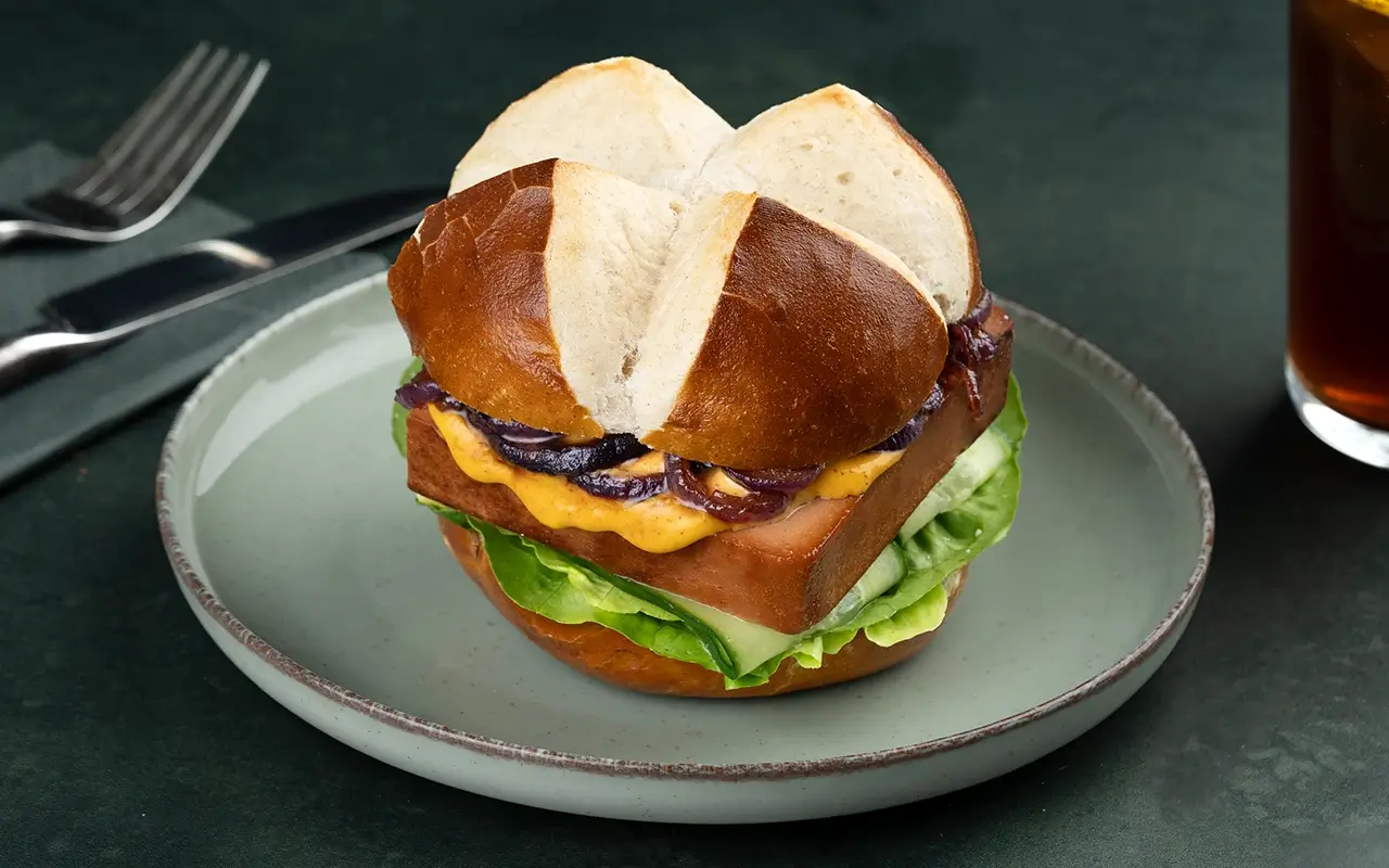 Inhaltsbild oben von Wiesn-Burger mit veganem Leberkäse