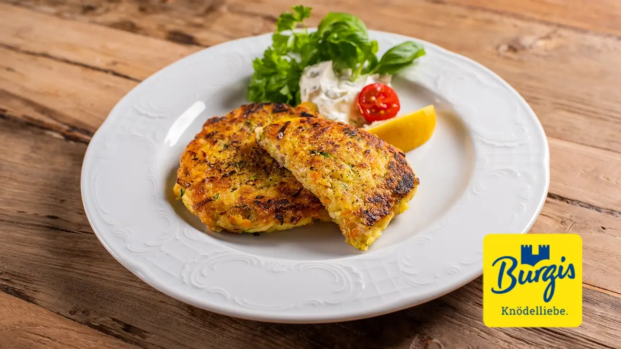 Kartoffel-Gemüse-Puffer mit mariniertem Pflücksalat